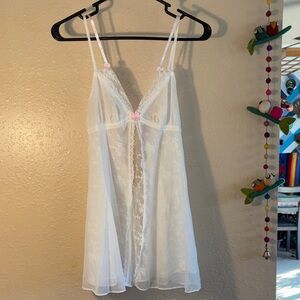 EUC BETSY JOHNSON babydoll in opale with lace and pink accents. Adjustable s